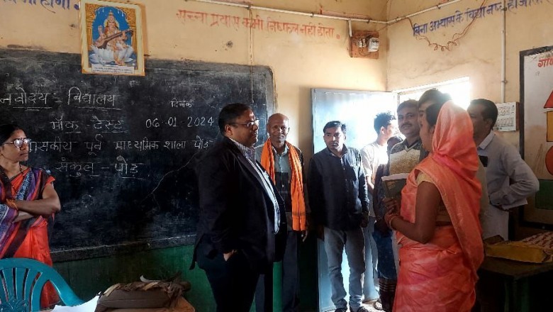 कलेक्टर ने फोटोयुक्त निर्वाचक नामावलियों का विशेष संक्षिप्त पुनरीक्षण के संबंध में विभिन्न मतदान केन्द्रों का लिया जायजा शासकीय स्कूल पोंड़ में मध्यान्ह भोजन का किया निरीक्षण