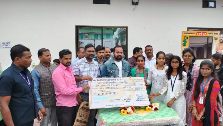 बेमेतरा विधायक के द्वारा श्रम विभाग में पंजीकृत श्रमिकों को लाभान्वित किया
