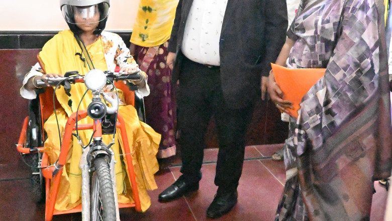 कलेक्टर  दीपक अग्रवाल ने जनचौपाल में आई दिव्यांग शैलेंद्री को दिलाया मोटराइज्ड ट्राईसाईकिल