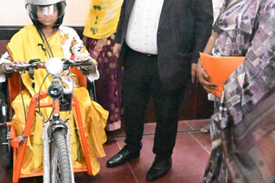 कलेक्टर  दीपक अग्रवाल ने जनचौपाल में आई दिव्यांग शैलेंद्री को दिलाया मोटराइज्ड ट्राईसाईकिल