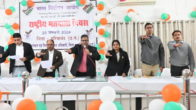 नये मतदाताओं को इपिक कार्ड, बी.एल.ओ एवं नोडल प्राध्यापक को उत्कृष्ट कार्य करने पर प्रशस्ति पत्र एवं चेक देकर किया गया सम्मानित