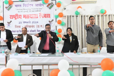 नये मतदाताओं को इपिक कार्ड, बी.एल.ओ एवं नोडल प्राध्यापक को उत्कृष्ट कार्य करने पर प्रशस्ति पत्र एवं चेक देकर किया गया सम्मानित