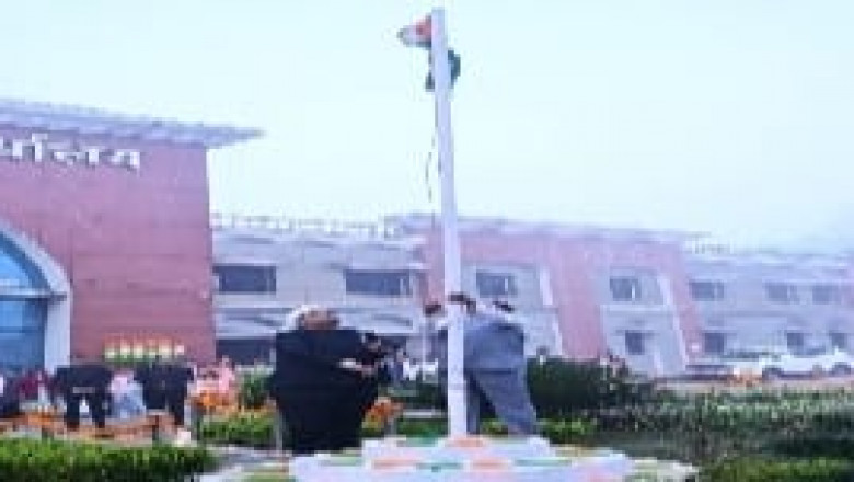 कलेक्टर  दीपक अग्रवाल ने संयुक्त जिला कार्यालय में फहराया तिरंगा