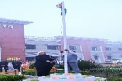 कलेक्टर  दीपक अग्रवाल ने संयुक्त जिला कार्यालय में फहराया तिरंगा