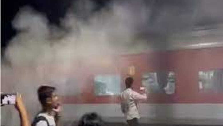 छत्तीसगढ़ एक्सप्रेस के एसी कोच में अचानक आग लगने से बिलासपुर स्टेशन में हड़कंप