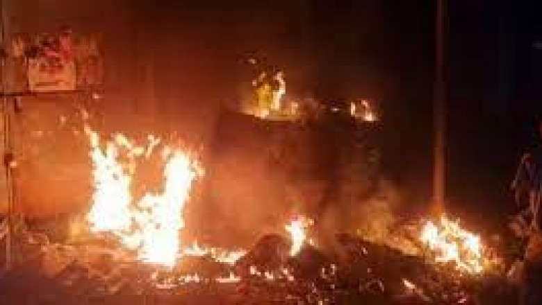 जनपद कक्ष में लगी आग,जले हुए दस्तावेजों के ढेर से करोड़ो की घोटाले की बू !