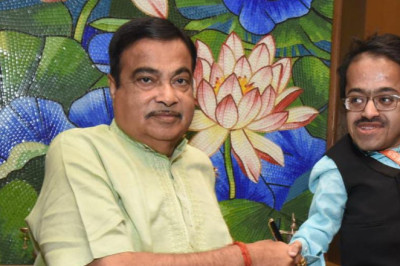 नागपुर, भारतीय जनता पार्टी के लोकसभा प्रत्याशी नितिन गडकरी की एक मुलाकात नवेद आज़मी