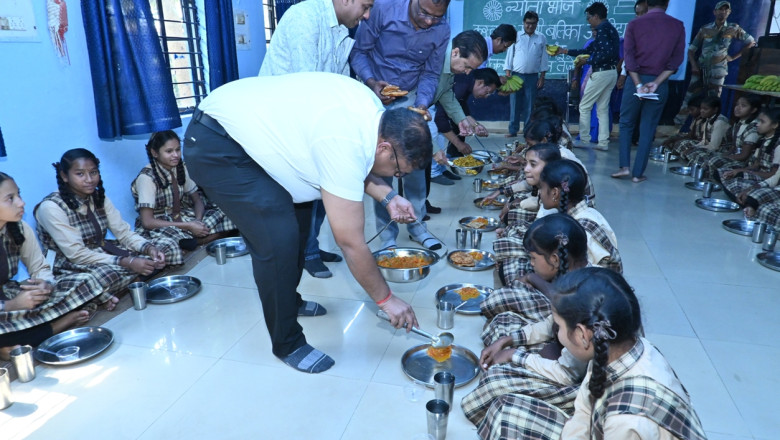 न्योता भोजन में शामिल हुए कलेक्टर अग्रवाल और स्कूली बच्चे