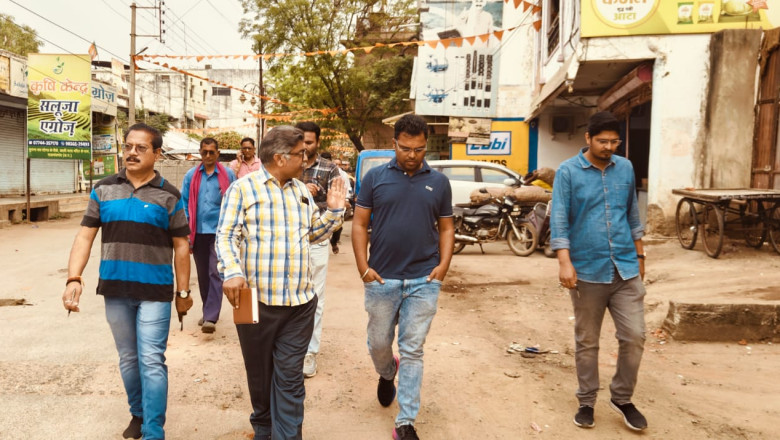 निगम आयुक्त अधिकारियों के साथ गोल बाजार क्षेत्र का पैदल भ्रमण कर सफाई व्यवस्था देखे