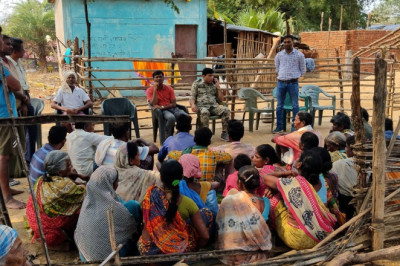 कलेक्टर व एसपी ने मानपुर विकासखंड के ग्राम पंचायत गडड़ोमी के डोमीकला गाँव पहुँचकर ग्रामीणों से रूबरू हुए
