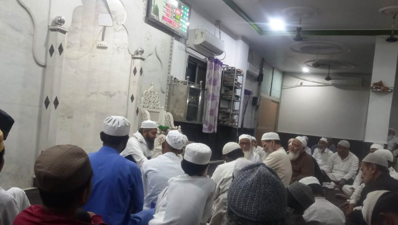 रमजान में मस्जिदों और घरों में इबादत का सिलसिला जारी