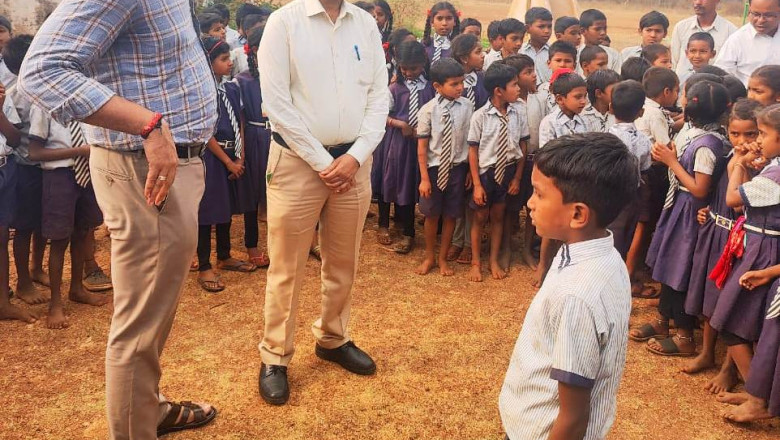 कलेेक्टर एवं एसपी पहुंचे पूर्व माध्यमिक शाला आरी
