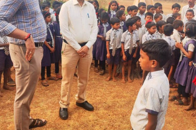 कलेेक्टर एवं एसपी पहुंचे पूर्व माध्यमिक शाला आरी