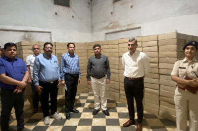 कलेक्टर व एसपी ने देसी  मदिरा वेयर हाउस का निरीक्षण किया