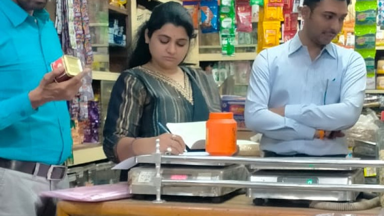जिले में स्थित खाद्य प्रतिष्ठानों में मिठाईयों की गुणवत्ता की जांच की गई