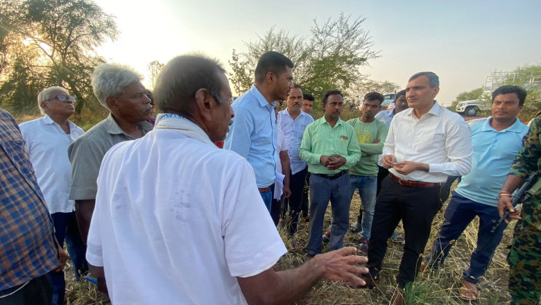 ओलावृष्टि और बेमौसम बारिश से हुए फसल नुकसान का आंकलन करने कलेक्टर पहुँचें खेतों में