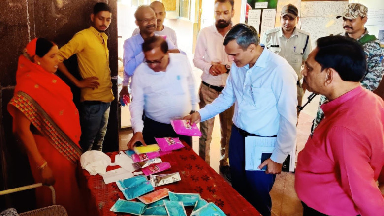 जिला प्रशासन के अधिकारी इस बार हर्बल गुलाल के रंगों से अपने परिवार के लोगों के साथ होली का पर्व मनाएंगे
