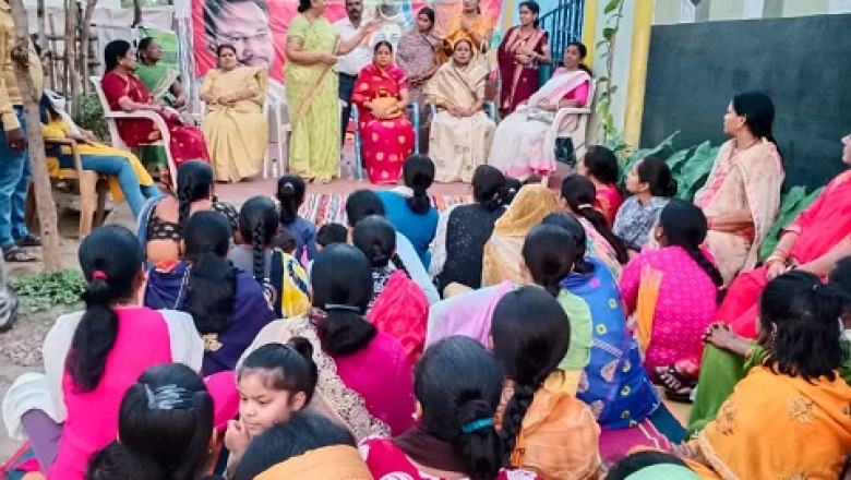 महिला कांग्रेस पदाधिकारी द्वारा प्रत्याशी राजेन्द्र साहू के पक्ष में वार्डो में निरन्तर धुआंधार चुनावी अभियान,बैठक में मिल रहा है लोगो का समर्थन