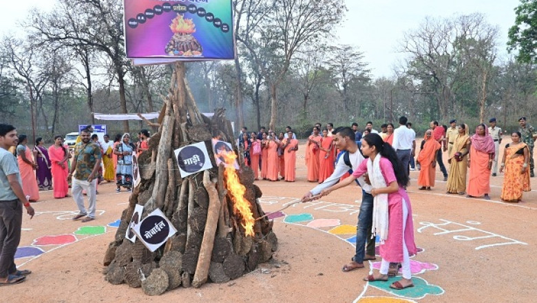 मतदाता जागरूकता के तहत लोगों ने प्रलोभन रूपी होलिका दहन कर लालच मुक्त होकर मतदान करने का दिया संदेश