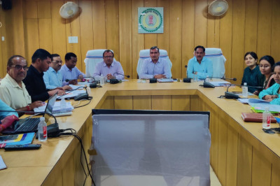 कलेक्टर ने ली समय सीमा की बैठक, निर्वाचन के संबंध में दिए आवश्यक दिशा निर्देश