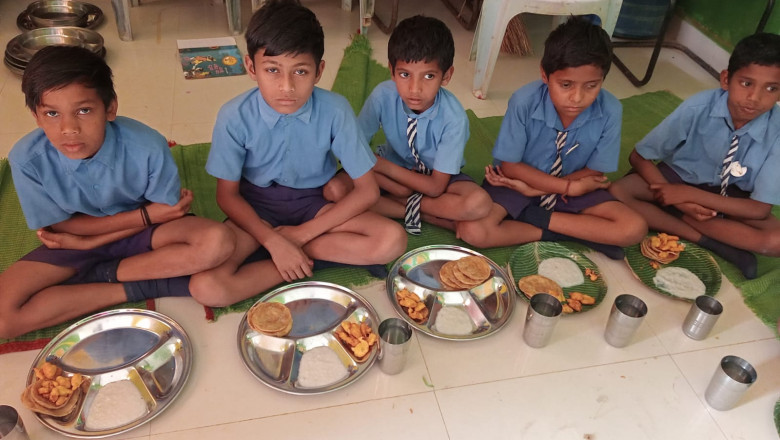 टोलागांव स्कूल में किसान युवा मंडल ने कराया न्योता भोज