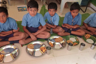 टोलागांव स्कूल में किसान युवा मंडल ने कराया न्योता भोज