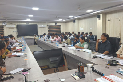 कलेक्टर ने ली सेक्टर अधिकारियों की बैठक  - मतदान केंद्रों में आवश्यक व्यवस्था सुनिश्चित करने के दिये निर्देश