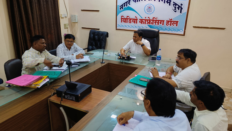 आयुक्त ने निर्माण कार्यो में लेटलतीफी पर ठेकेदार को लगाई जमकर फटकार,नोटिस जारी करने के दिये निर्देश: