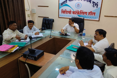 आयुक्त ने निर्माण कार्यो में लेटलतीफी पर ठेकेदार को लगाई जमकर फटकार,नोटिस जारी करने के दिये निर्देश: