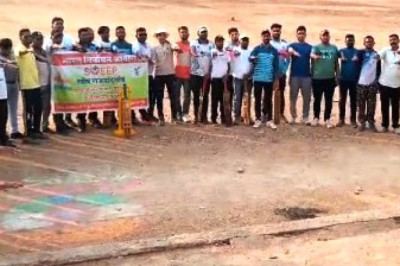 महिलाओं ने क्रिकेट खेलकर जिले में शत प्रतिशत मतदान के लिए किया आव्हान