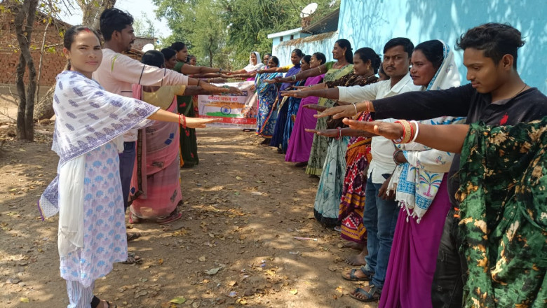 मतदाता जागरूकता अंतर्गत पारा-मोहल्ला, हाट-बाजार एवं घरों में पहुंचकर किया जा रहा है मतदान के लिए प्रेरित पीला चावल भेंटकर 26 अप्रैल को मतदान के लिए किया गया आमंत्रित
