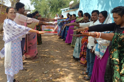 मतदाता जागरूकता अंतर्गत पारा-मोहल्ला, हाट-बाजार एवं घरों में पहुंचकर किया जा रहा है मतदान के लिए प्रेरित पीला चावल भेंटकर 26 अप्रैल को मतदान के लिए किया गया आमंत्रित