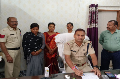 फोन के लिए लिए झगड़ रही थी दो बहनें, गुस्से में 4 महीने के बच्चे को पटका, इलाज के दौरान मौत, महिलाएं गिरफ्तार