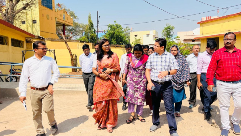 लोकसभा निर्वाचन 2024 के दौरान कलेक्टर सुश्री चौधरी ने किया मतदान केंद्रों का निरीक्षण