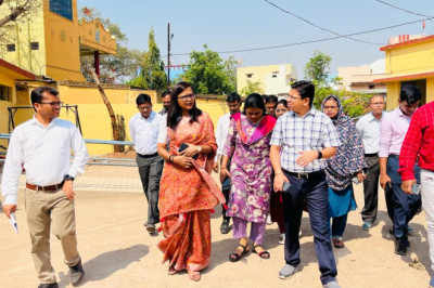 लोकसभा निर्वाचन 2024 के दौरान कलेक्टर सुश्री चौधरी ने किया मतदान केंद्रों का निरीक्षण