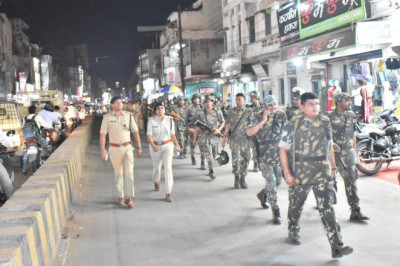 पुलिस एवं प्रशासनिक अधिकारियों व्दारा दुर्ग क्षेत्र में किया गया फ्लैग मार्च