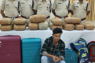 AC बोगी में सफर कर 68 किलो गांजा ले जा रहा था तस्कर,13.65 लाख का गांजा जब्त ..