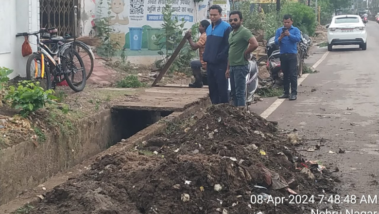 नाली जाम करने वालो से निगम ने वसूला जुर्माना