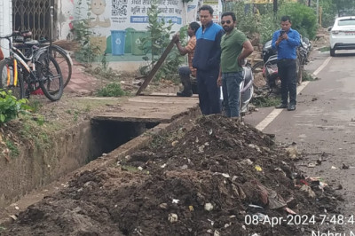 नाली जाम करने वालो से निगम ने वसूला जुर्माना