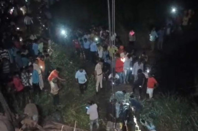 दुर्ग के कुम्हारी में बीती रात हुए बस हादसे में 13 व्यक्तियों की मौत पर राष्ट्रपति द्रौपदी मुर्मू और राज्यपाल विश्व भूषण हरिचंदन ने दुख जताया