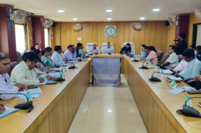 लोकसभा सामान्य निर्वाचन के संबंध में कलेक्टर ने ली जिला अधिकारियों की समीक्षा बैठक