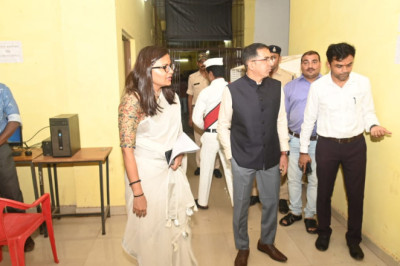 लोकसभा निर्वाचन-2024  व्यय प्रेक्षक श्री पत्तनसेट्टी ने विभिन्न शाखाओं का किया अवलोकन