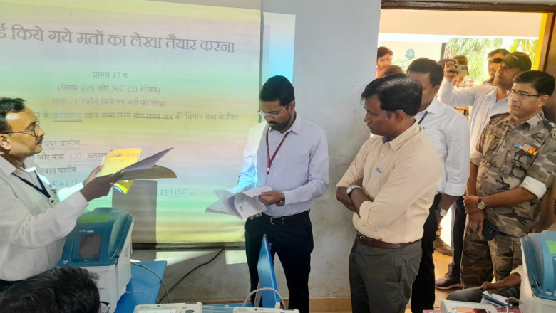 जनरल ऑब्जर्वर शशि रंजन, पुलिस ऑब्जर्वर योगेंद्र कुमार एवं कलेक्टर एस जयवर्धन ने किया मतदान अधिकारियों का प्रशिक्षण कार्यक्रम का निरिक्षण