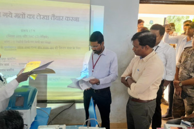 जनरल ऑब्जर्वर शशि रंजन, पुलिस ऑब्जर्वर योगेंद्र कुमार एवं कलेक्टर एस जयवर्धन ने किया मतदान अधिकारियों का प्रशिक्षण कार्यक्रम का निरिक्षण
