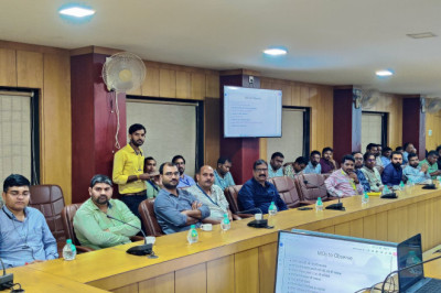 कलेक्टर की मौजूदगी में माइक्रो ऑब्जर्वर का हुआ प्रशिक्षण’  ’सतर्क और निष्पक्ष होकर काम करें माइक्रो ऑब्जर्वर - कलेक्टर’