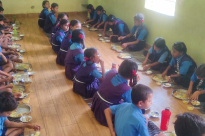 पार्रीखुर्द स्कूल में न्यौता भोज का आयोजन