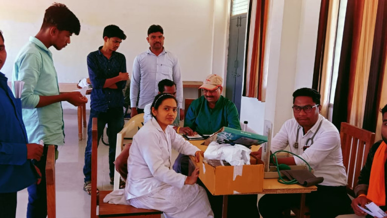 शासकीय एवं निजी विद्यालयों के बस चालक और परिचालकों का स्वास्थ्य परीक्षण किया गया