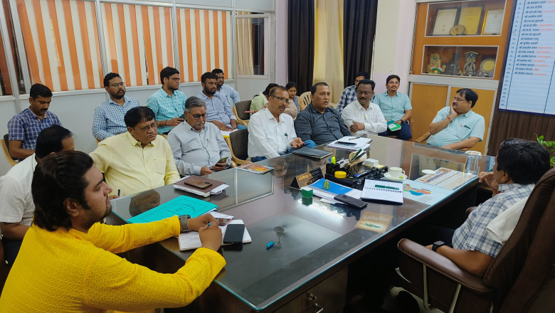 :आयुक्त लोकेश चन्द्राकर ने ली समीक्षा बैठक  मतदान केन्द्रों में सुविधाएं उपलब्ध कराने अधिकारियों को सौंपी गई जिम्मेदारियां: