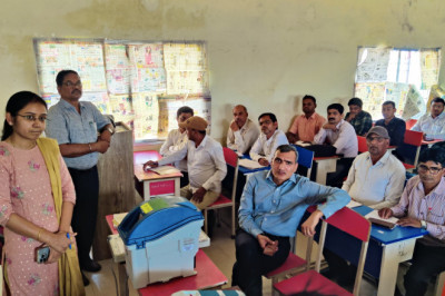 मतदाता जगरूकता हेतु नवाचारी अभियान,खालसा कॉलेज में हल्दी,पीला चावल नेवता कार्यक्रम: