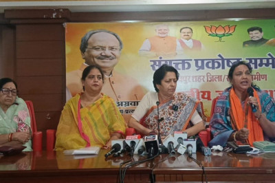 नेत्रियों ने की प्रेस वार्ता कांग्रेस का दामन छोड़ BJP में शामिल हुई , कहा- कांग्रेस की घोषणाएं महिलाओं के साथ भद्दा मजाक, हमें केवल वोट बैंक केतौर पर किया जाता है इस्तेमाल.....